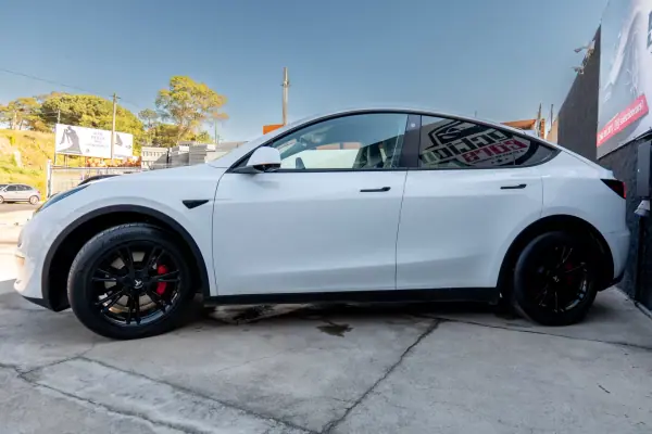 Tesla Model Y 2022 - 36900 EUR, 70000 km - AUTO.MOTO.pt - 70000km - foto 8 de 25