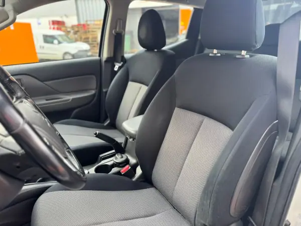 Mitsubishi L200 2019 - 27900 EUR, 174579 km - AUTO.MOTO.pt - 174579km - foto 13 de 19