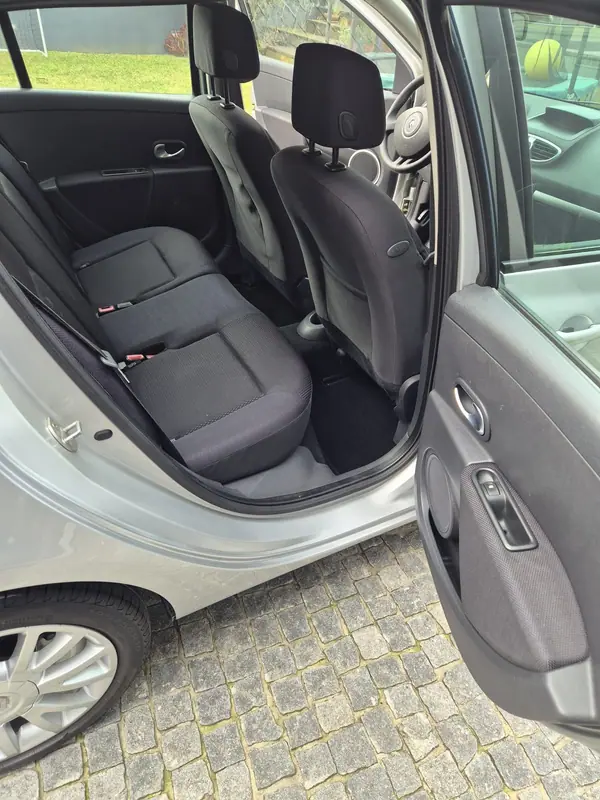 Renault Clio 1.5 dCi Confort 2006 Diesel — 233 869 km · Porto Renault Clio 1.5 dCi Confort 2006 Diesel