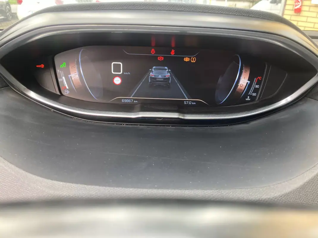 Peugeot 3008 2018 - 23900 EUR, 69800 km - AUTO.MOTO.pt - 69800km - foto 10 de 20