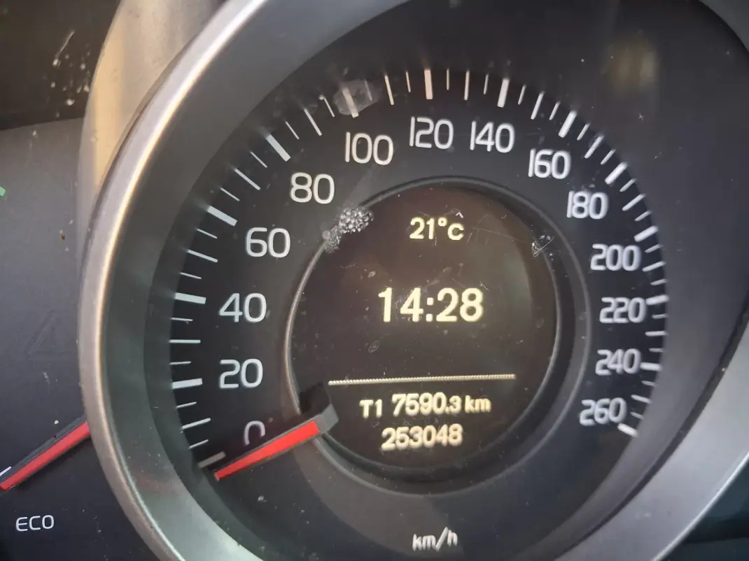 Volvo V40 2012 - 6900 EUR, 250000 km - AUTO.MOTO.pt - 250000km - foto 13 de 13