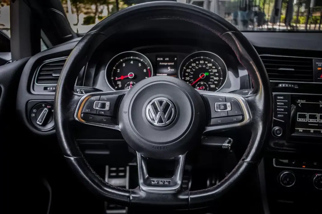 Volkswagen Golf 2015 - 24990 EUR, 83192 km - AUTO.MOTO.pt - 83192km - foto 13 de 45