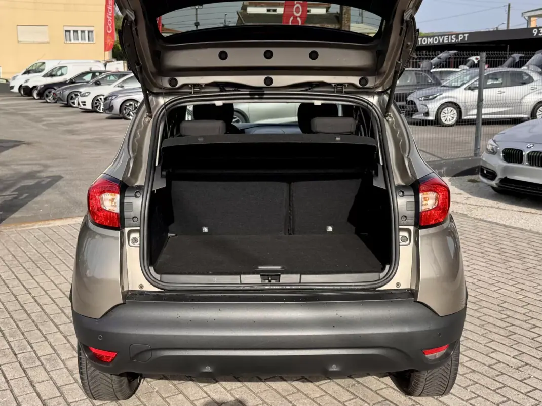 Renault Captur 2015 - 10990 EUR, 137000 km - AUTO.MOTO.pt - 137000km - foto 18 de 19