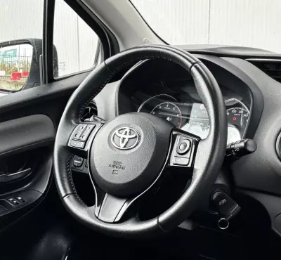 Toyota Yaris 2017 - 11990 EUR, 110000 km - AUTO.MOTO.pt - 110000km - foto 14 de 34