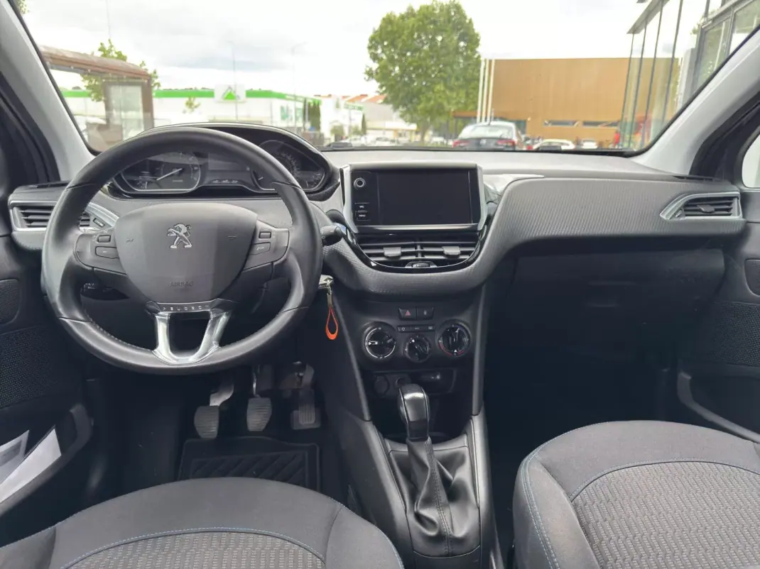 Peugeot 208 2019 - 12450 EUR, 54869 km - AUTO.MOTO.pt - 54869km - foto 9 de 12