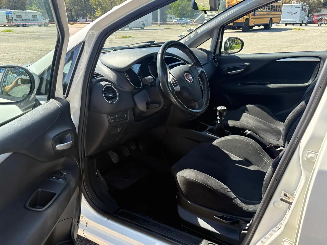 Fiat Punto 2015 - 6850 EUR, 76000 km - AUTO.MOTO.pt - 76000km - foto 8 de 13