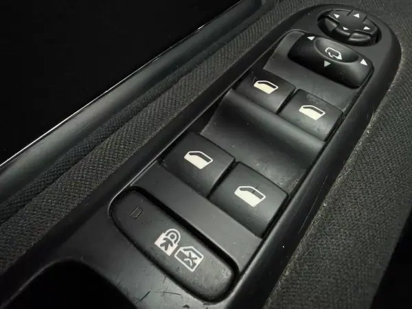 Peugeot 3008 2013 - 8900 EUR, 179677 km - AUTO.MOTO.pt - 179677km - foto 11 de 11