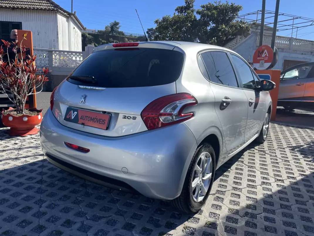 Peugeot 208 2014 - 11950 EUR, 143371 km - AUTO.MOTO.pt - 143371km - foto 7 de 12