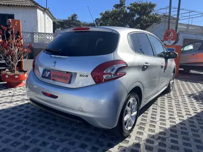 Peugeot 208 2014 - 11950 EUR, 143371 km - AUTO.MOTO.pt - 143371km - foto 7 de 12