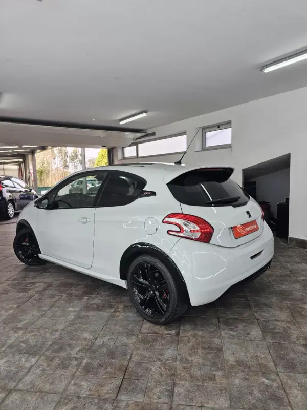 Peugeot 208 2015 - 16650 EUR, 121757 km - AUTO.MOTO.pt - 121757km - foto 11 de 38