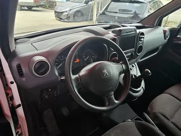 Peugeot Partner 3 lugares Longa 2017 - 8750 EUR, 234000 km - AUTO.MOTO.pt - 234000km - foto 6 de 12