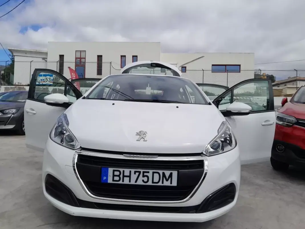 Peugeot 208 2019 - 13900 EUR, 89145 km - AUTO.MOTO.pt - 89145km - foto 1 de 11