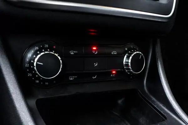 Mercedes-Benz CLA 200 2014 - 16450 EUR, 260032 km - AUTO.MOTO.pt - 260032km - foto 16 de 31