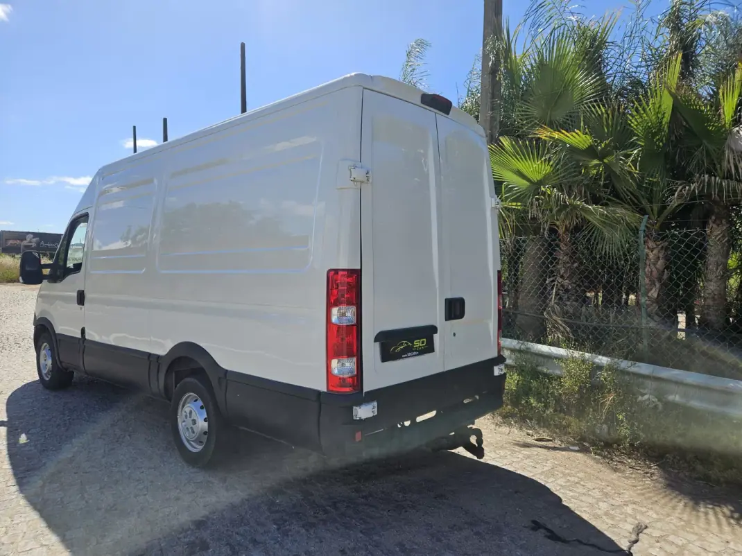 Iveco 2012 - 12750 EUR, 240000 km - AUTO.MOTO.pt - 240000km - foto 2 de 8
