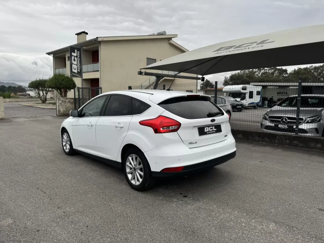 Ford Focus 2015 - 9990 EUR, 123000 km - AUTO.MOTO.pt - 123000km - foto 4 de 31