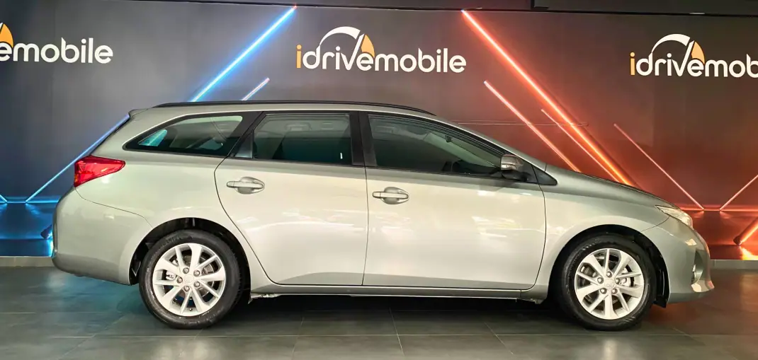 Toyota Auris Touring Sports 2015 - 11500 EUR, 139900 km - 139900km - foto 5 de 17