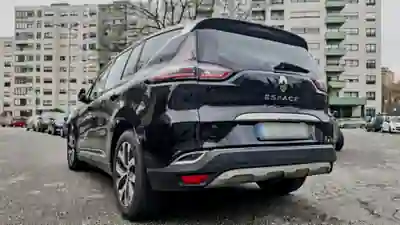 Renault Espace 2016 - 12500 EUR, 220000 km - AUTO.MOTO.pt - 220000km - foto 2 de 10