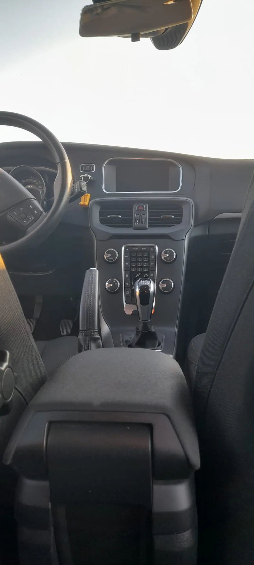 Volvo V40 2018 - 13500 EUR, 140000 km - AUTO.MOTO.pt - 140000km - foto 7 de 7