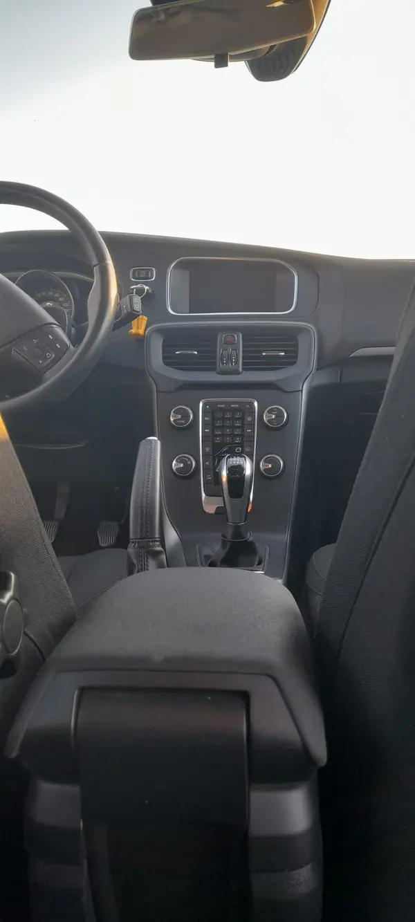 Volvo V40 2018 - 13500 EUR, 140000 km - AUTO.MOTO.pt - 140000km - foto 7 de 7