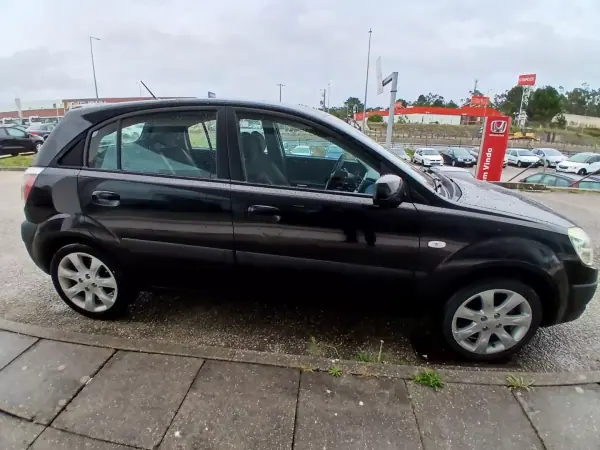 Kia Rio 2009 - 3900 EUR, 344000 km - AUTO.MOTO.pt - 344000km - foto 4 de 19