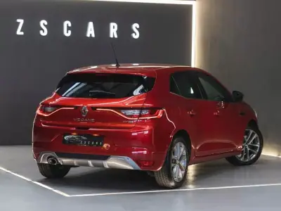 Renault Mégane 2017 - 15750 EUR, 110350 km - AUTO.MOTO.pt - 110350km - foto 8 de 17