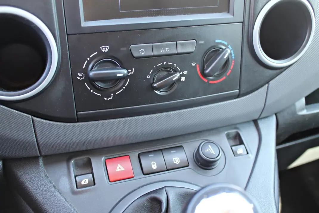 Peugeot Partner 2015 - 12450 EUR, 137164 km - 137164km - foto 19 de 20