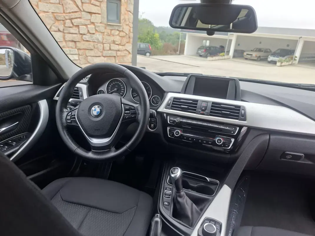 BMW 318 2016 - 14870 EUR, 208238 km - 208238km - foto 9 de 22