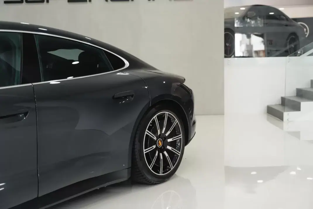 Porsche Taycan 2020 - 59950 EUR, 87282 km - 87282km - foto 8 de 46
