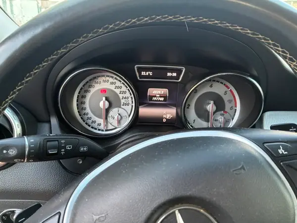 Mercedes-Benz GLA 220 2015 - 17000 EUR, 197000 km - AUTO.MOTO.pt - 197000km - foto 10 de 11