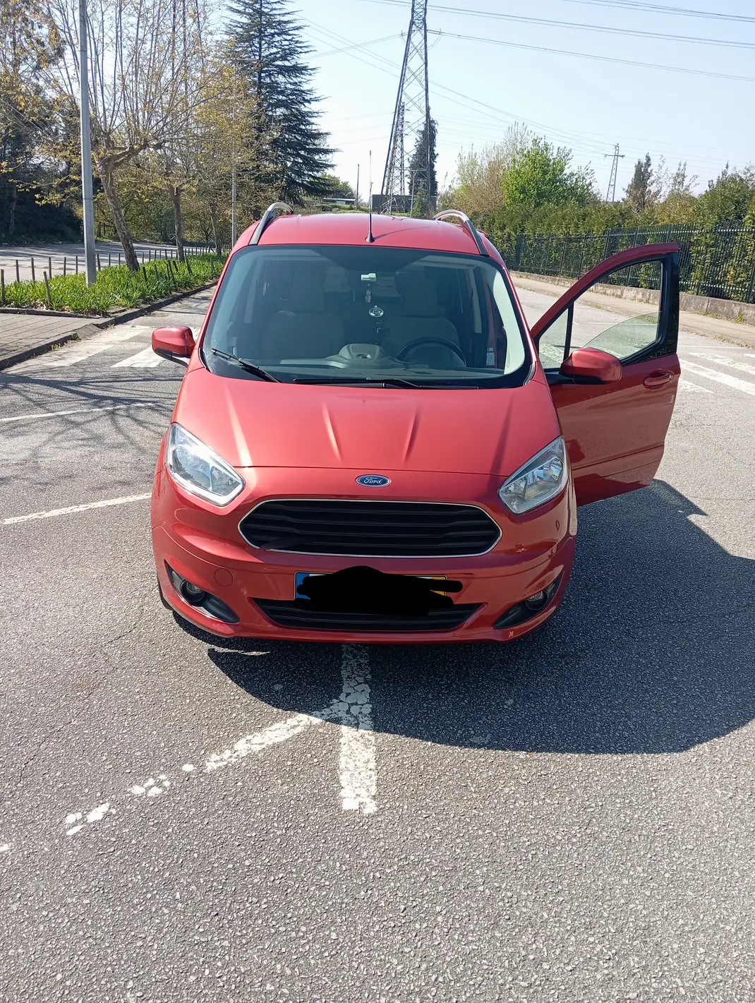Ford Tourneo Courier 2017 - 10500 EUR, 122000 km - AUTO.MOTO.pt - 122000km - foto 1 de 13