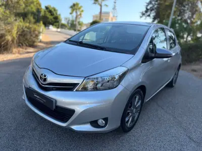 Toyota Yaris 2013 - 10999 EUR, 80000 km - AUTO.MOTO.pt - 80000km - foto 3 de 18