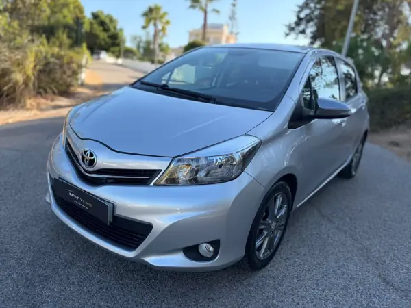 Toyota Yaris 2013 - 10999 EUR, 80000 km - AUTO.MOTO.pt - 80000km - foto 3 de 18