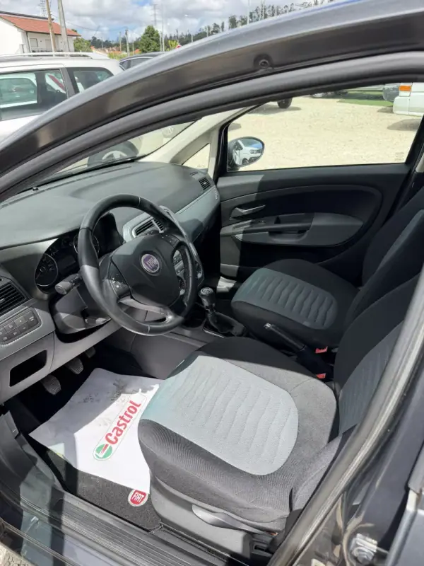 Fiat Grande Punto 2009 - 5870 EUR, 50685 km - AUTO.MOTO.pt - 50685km - foto 9 de 14