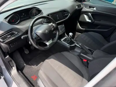 Peugeot 308 SW 2015 - 9900 EUR, 279000 km - AUTO.MOTO.pt - 279000km - foto 8 de 16