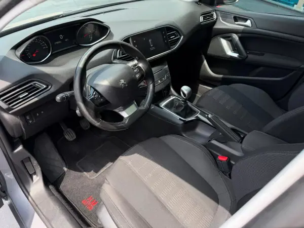 Peugeot 308 SW 2015 - 9900 EUR, 279000 km - AUTO.MOTO.pt - 279000km - foto 8 de 16