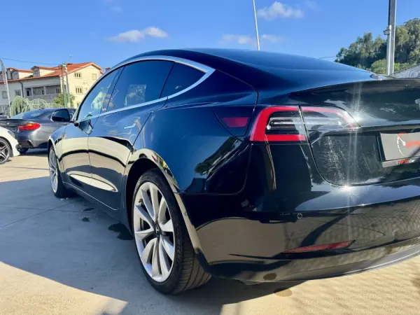 Tesla Model 3 2019 - 21999 EUR, 149000 km - AUTO.MOTO.pt - 149000km - foto 8 de 22