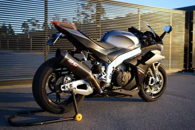 Aprilia RSV 1000 R 2023 - 18750 EUR, 12000 km - AUTO.MOTO.pt - 12000km - foto 18 de 20