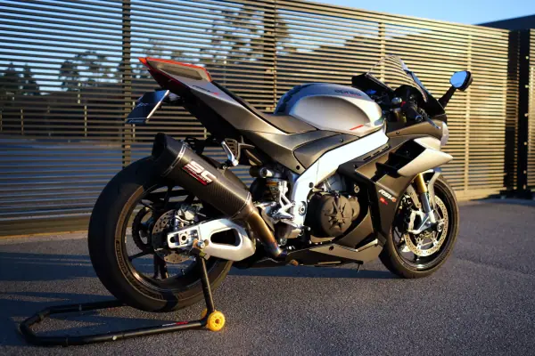 Aprilia RSV 1000 R 2023 - 18750 EUR, 12000 km - AUTO.MOTO.pt - 12000km - foto 18 de 20