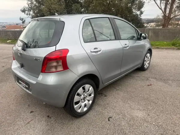 Toyota Yaris 2006 - 6900 EUR, 168000 km - AUTO.MOTO.pt - 168000km - foto 4 de 25