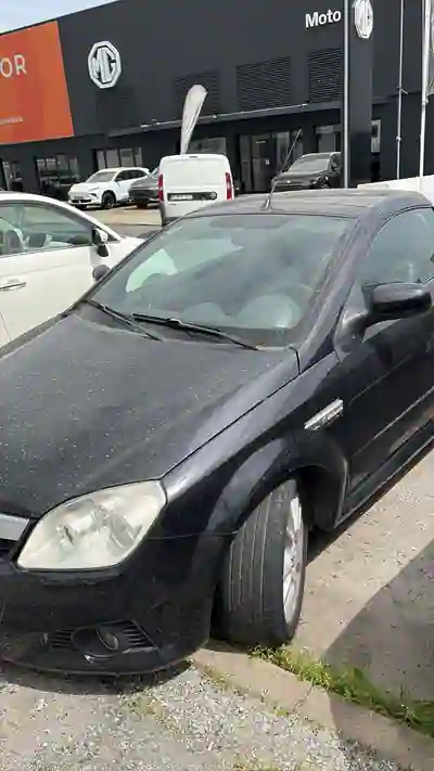 Opel Tigra TwinTop 2005 - 5500 EUR, 329000 km - AUTO.MOTO.pt - 329000km - foto 6 de 7