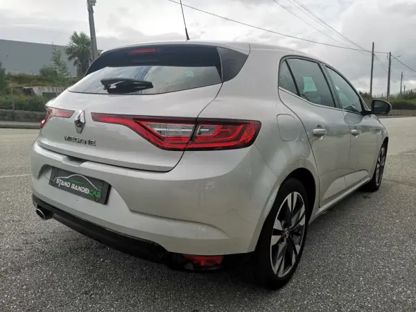 Renault Mégane 2019 - 17900 EUR, 96000 km - AUTO.MOTO.pt - 96000km - foto 9 de 27