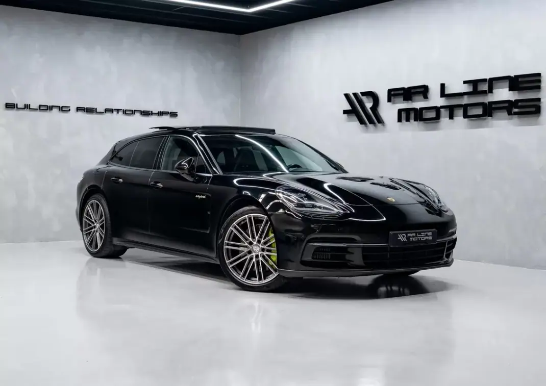 Porsche Panamera Sport Turismo 2020 - 63950 EUR, 111000 km - AUTO.MOTO.pt - 111000km - foto 1 de 53