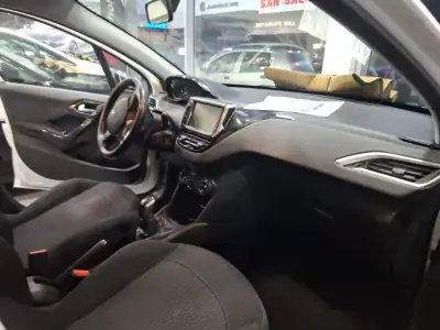 Peugeot 208 2017 - 7900 EUR, 157000 km - AUTO.MOTO.pt - 157000km - foto 13 de 15