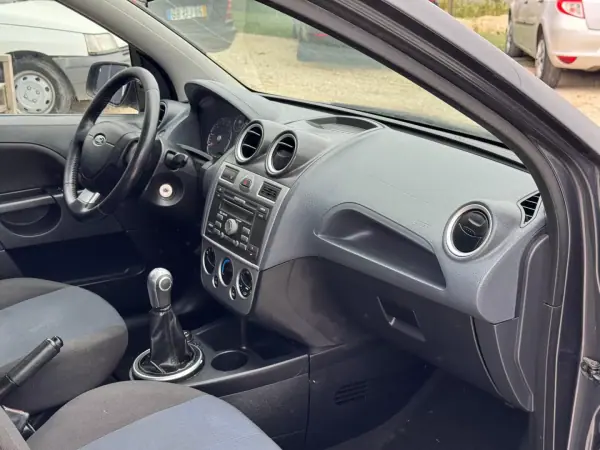 Ford Fiesta 2006 - 2850 EUR, 228695 km - AUTO.MOTO.pt - 228695km - foto 14 de 20