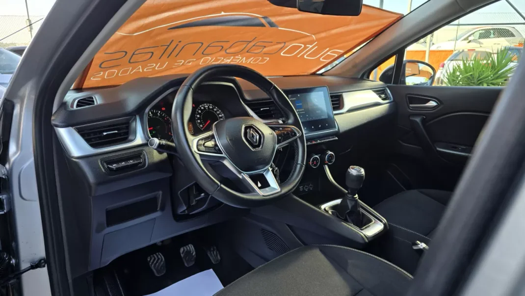 Renault Captur 2020 - 16000 EUR, 75000 km - AUTO.MOTO.pt - 75000km - foto 13 de 21