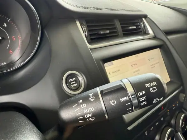 Jaguar E-Pace 2018 - 27990 EUR, 120110 km - AUTO.MOTO.pt - 120110km - foto 25 de 32