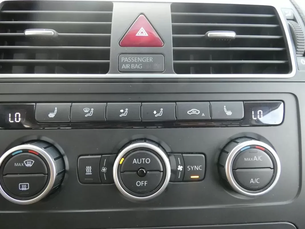 Volkswagen Touran 2012 - 16999 EUR, 182000 km - AUTO.MOTO.pt - 182000km - foto 26 de 28