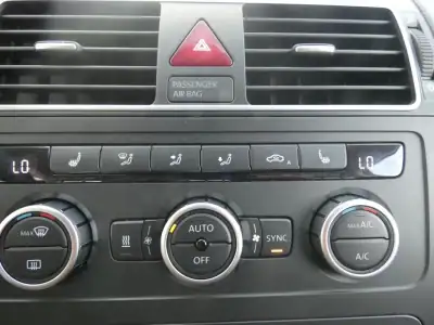 Volkswagen Touran 2012 - 16999 EUR, 182000 km - AUTO.MOTO.pt - 182000km - foto 26 de 28