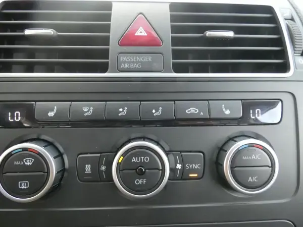 Volkswagen Touran 2012 - 16999 EUR, 182000 km - AUTO.MOTO.pt - 182000km - foto 26 de 28