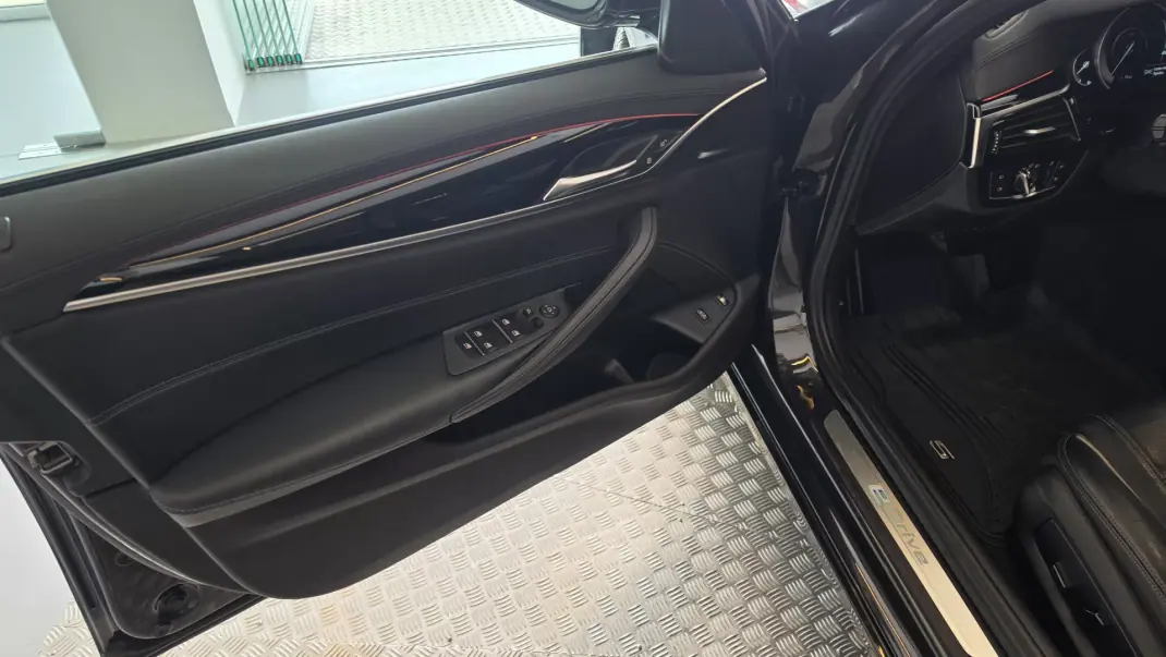 BMW 530 2017 - 21900 EUR, 230206 km - AUTO.MOTO.pt - 230206km - foto 32 de 58